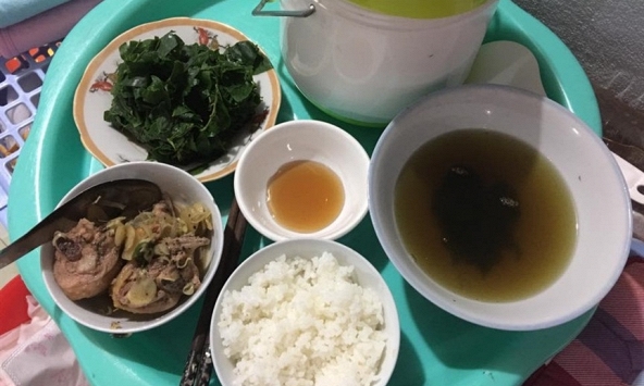 Mẹ chồng từ quê lên chăm đẻ, nhìn mâm cơm cữ bà nấu suốt một tuần mà tôi đành bấm bụng gọi xe đưa bà ra bến