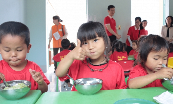 Tiếp tục triển khai và mở rộng quy mô chương trình hỗ trợ bữa ăn học đường “Smiles & Health for Children”