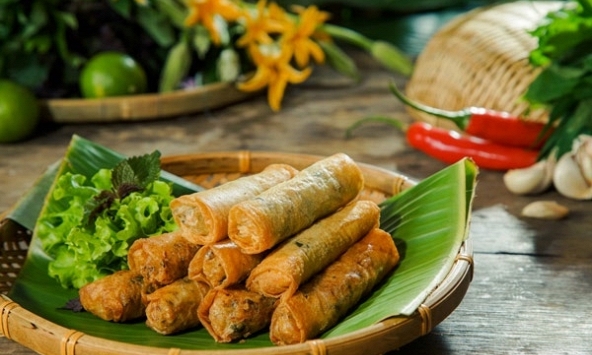 Ôi giời ơi bỏ ngay nắm lá này vào nem rán thì đừng hỏi tại sao nắng nóng vẫn hết sạch đĩa