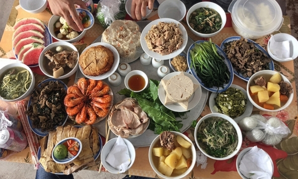 Giỗ bác ruột tôi mà chồng xin phép vắng mặt vì 'bận công việc', 2 giờ chiều lướt bài đăng của một đồng nghiệp mà tôi 'phát điên'