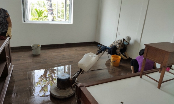 Chị chồng đùng đùng sang dọn dẹp nhà hộ tôi suốt một ngày, lúc ra về chị xin một chai nước lọc bỏ đá làm tôi nổi da gà