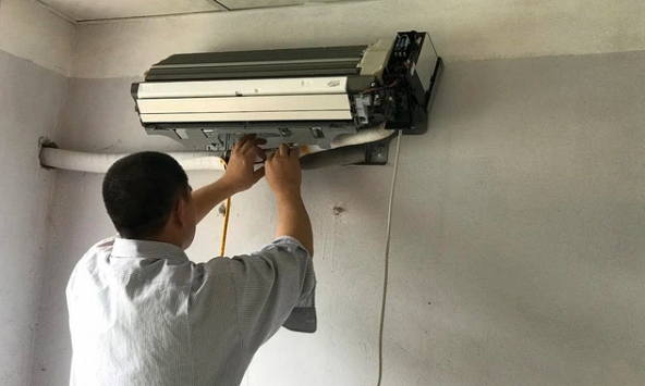 Anh thợ sửa điều hòa vừa leo xuống khỏi thang liền nhìn thẳng vào mắt tôi hỏi một câu khiến tôi uất nghẹn