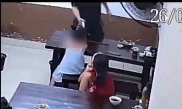 Phẫn nộ vô cùng khi xem clip 'dạy con' tại một quán ăn ở Đà Nẵng: 19 giây này có thể khiến cả đời đứa trẻ ÁM ẢNH!
