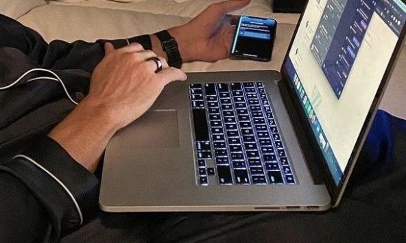 Mượn chiếc laptop cũ của anh trai để làm báo cáo tốt nghiệp, lướt vào phần nhật ký gia đình lúc 1 giờ đêm mà tôi lạnh gáy