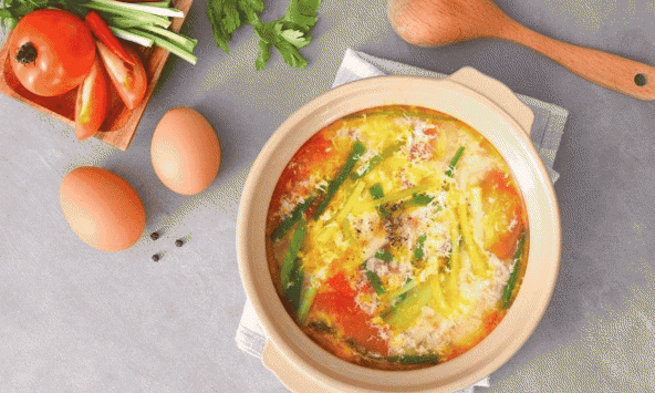 Nấu canh trứng cà chua mà thêm một bước 'áp chảo' này, nước canh đặc sánh ngon ngậy như súp nhà hàng