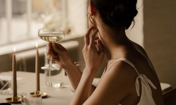 Ngày mẹ chồng bảo tôi mặc thật đẹp rồi đi theo bà, tôi cảm thấy cuộc hôn nhân này còn hay mất chẳng quan trọng nữa