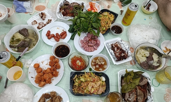 Lên nhà con trai đột xuất, tôi choáng váng sợ hãi với bữa cơm con dâu tương lai chuẩn bị