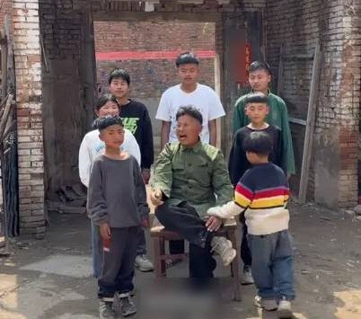 Đăng ảnh khoe 8 đứa con, ông bố bị chỉ trích dữ dội: Không chỉ vô trách nhiệm mà còn vô cùng tàn nhẫn