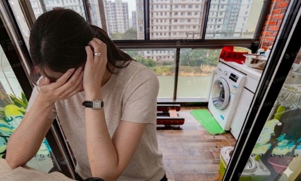 Chồng thất nghiệp 2 năm, vợ cáng đáng cả gia đình rồi đột nhiên phát hiện sự thật qua chức danh hiện trên điện thoại chồng