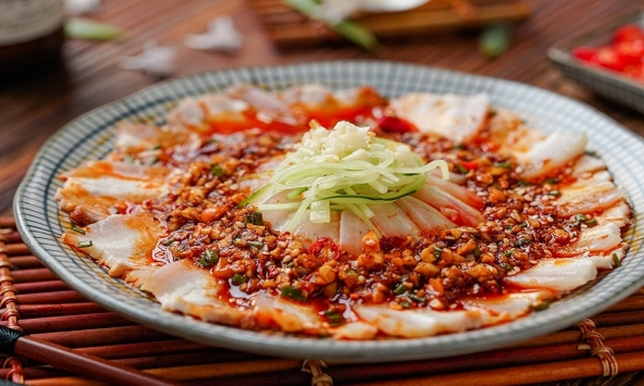 Cứ tưởng thịt luộc chấm mắm tỏi là ngon nhất, cho đến khi rưới thứ nước sốt đỏ cay tê này lên: Thịt ngọt mọng nước, ăn mỏi mồm không ngấy