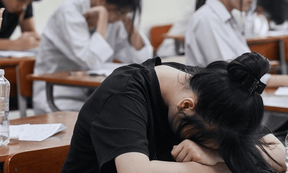 1 chi tiết trong bảng điểm thi vào lớp 10 của em gái khiến người chị bủn rủn tay chân: 'Tôi không còn tâm trạng làm gì nữa'