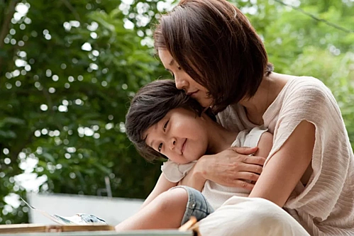 Đã tìm ra 'BÍ MẬT' đằng sau những cha mẹ thích quát mắng con giữa chốn đông người