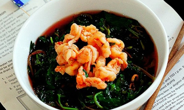 Đi nắng về đau đầu, hoa mắt, bẻ ngay loại rau dại này nấu tôm khô, nước đỏ hồng ngọt lịm, người nhẹ bẫng sảng khoái