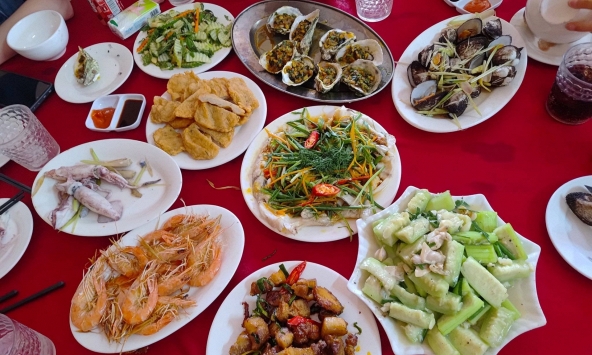 10 năm mới đi du lịch với nhà chồng một lần nhưng nhìn bàn ăn nhà hàng dọn lên tôi đã hiểu vị trí của mình trong gia đình chồng