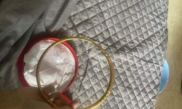 Mẹ đẻ lén mang chiếc kiềng vàng cưới của tôi dùng dầu rửa bát chà xát liên tục, tôi vào nhà vệ sinh nhìn mà khóc nghẹn