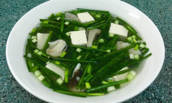 Loại lá được mệnh danh là 'kháng sinh thực vật' hóa ra có thể nấu được bát canh ngon khiến họng dịu mát, phổi sạch trơn