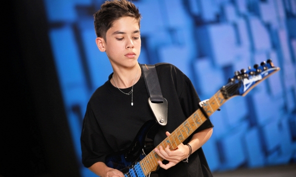 Nghệ sĩ guitar gốc Việt 14 tuổi hợp tác với nhóm nhạc Indonesia sở hữu gần 500 triệu lượt stream