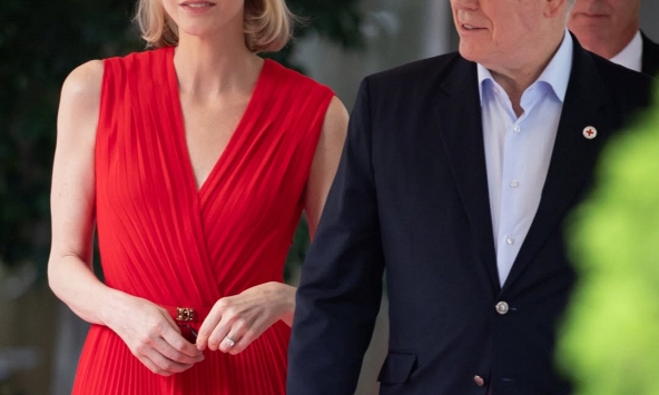 Vương phi Charlène diện váy đỏ rực thăm lính cứu hỏa Monaco