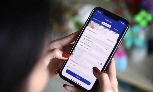 Ngày tôi vừa ký hợp đồng mua nhà, mẹ chồng lập tức chuyển cho tôi 500 triệu đồng rồi chặn số cả gia đình