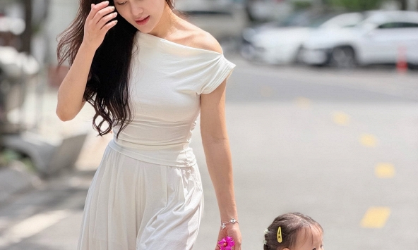 'Bản sao mini' của Phương Oanh gây sốt: Thần thái từ bé, đôi mắt y đúc Shark Bình