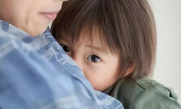 Khảo sát phát hiện: Một hành động ở nhà của rất nhiều cha mẹ đang vô tình khiến con cái ngày càng tự ti, nhạy cảm!