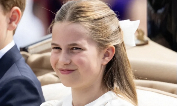 Công chúa Charlotte đeo chiếc nơ tóc lớn nhất từ trước đến nay tại Trooping the Colour 2026, trang phục trắng xanh bí mật đồng điệu với cả gia đình
