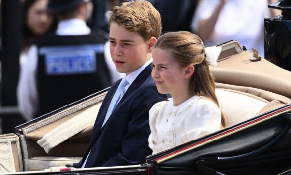 Ba con nhà Vương phi Kate lại 'cướp sóng' Trooping the Colour: Louis vẫy tay phấn khích, George xuất hiện với diện mạo mới