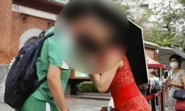 Bức ảnh bà mẹ chụp cùng con trai nhận cơn mưa chê trách: Con đã lớn rồi, sao còn thể hiện tình cảm kiểu này?