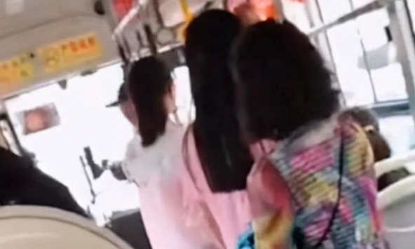 Câu nói của 1 bà mẹ với tài xế xe buýt khiến toàn bộ hành khách sững sờ: Mẹ như này, con có hư đốn cũng không lạ!