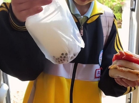 Bữa trưa một bà mẹ chuẩn bị cho con gái mang đến trường khiến ai xem cũng ngán ngẩm: Thà ăn cơm trắng còn hơn!
