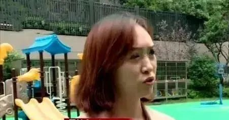 “Cô giáo bắt con vào nhà vệ sinh ăn cơm!”: Mẹ nổi giận hành hung giáo viên, sự thật sau đó khiến tất cả sững sờ