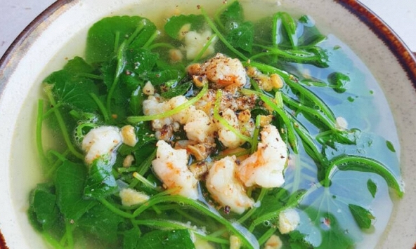 Món canh giải nhiệt nội sinh nhất định phải thử: Đập dập nắm rau này nấu với tôm, nước trong veo ngọt mát húp không ngừng
