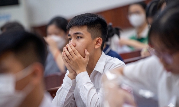 Con trượt NV1 lớp 10, phụ huynh Hà Nội 'bêu tên' con trên MXH, nhìn bảng điểm toàn 7 - 8,5, cư dân mạng càng thêm bức xúc