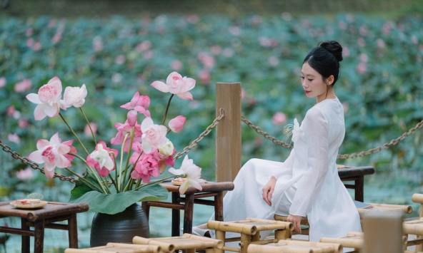Một trường đại học ở Hà Nội biến hồ sen thành “studio” thơ mộng cho sinh viên check-in