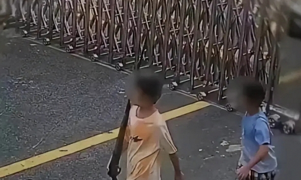 Hai đứa trẻ cầm khẩu súng giả bước vào đồn cảnh sát, thẽ thọt hỏi 1 câu khiến tất cả mọi người cười chảy nước mắt