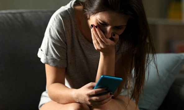 Tôi phát hiện chồng không lưu tên tôi trong danh bạ, đằng sau là một bí mật khiến tôi nhìn anh khác đi