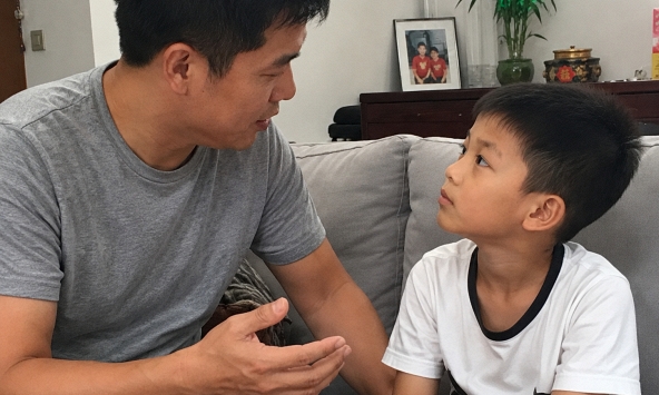 “Bố ơi, tối qua sao bố lại đánh mẹ?” - Cậu bé ngây thơ hỏi, câu trả lời của người cha khiến nhiều người tấm tắc khen ngợi