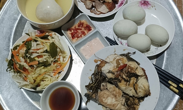 Đăng mâm cơm lên mạng, con dâu vô tình khiến mẹ chồng tổn thương