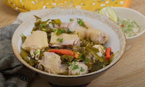 Đi chợ thấy nắm lá dại này nhớ mua ngay: Đem vò nát nấu với thịt gà, vị chua thanh cuốn miệng, ăn đến đâu sảng khoái đến 