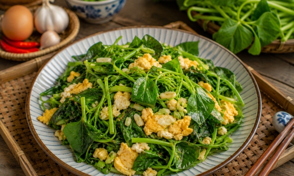 Không ngờ loại rau rẻ bèo này xào với trứng lại ngon đến thế, nồi cơm 5 bát vẫn thấy thiếu