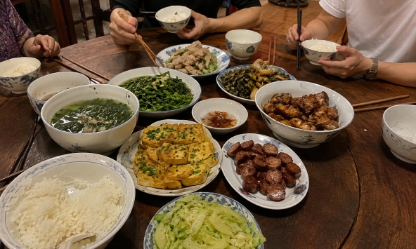 Chỉ nhờ một mâm cơm mà tôi hiểu hết về nhà chồng tương lai, thấm thía lời mẹ dặn