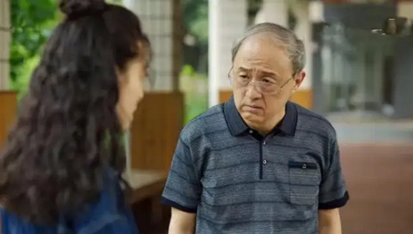 Mới cưới về 3 ngày, bố chồng đã hỏi lương bao nhiêu, nàng dâu chỉ cười đáp một câu khiến ông 'rén' hẳn