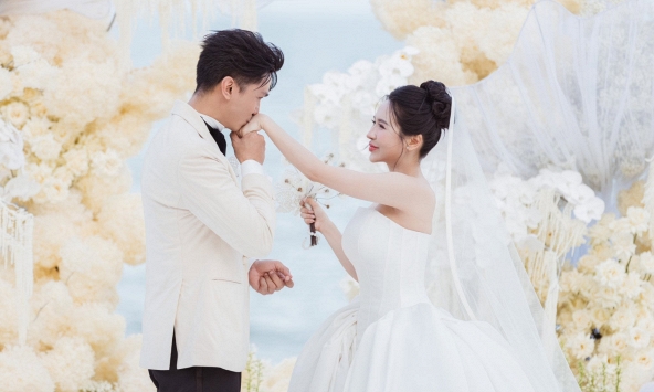 Từ chiếc vỏ sò đến những con sóng được 'đóng băng': Viên Vibi xúc động trong lễ cưới lấy cảm hứng từ biển cả