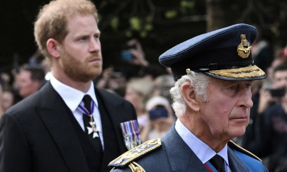 Vương tử Harry bất ngờ không được ở Cung điện Buckingham dù đã đồng ý lời mời, chuyến trở về Anh tiếp tục vướng tranh cãi