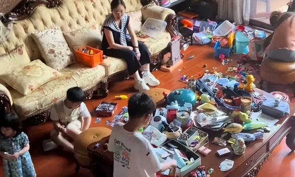 Bức ảnh sum vầy của gia đình 'lộ' một chi tiết gây tranh cãi, nhiều người nói: Đổi lại là tôi cũng chẳng vui nổi!