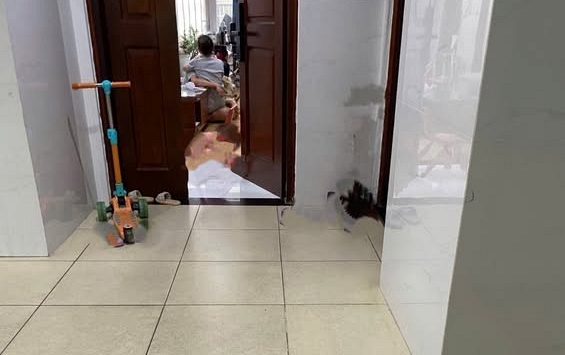 Drama chung cư: Vài giây đỏ mặt của nhà người ta và câu hỏi không biết trả lời sao từ con trẻ 'Cô chú làm gì thế ạ?