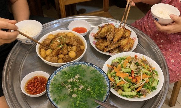 Đến nhà con gái đúng bữa, nhìn mâm cơm tối nhà nó tôi đã hiểu vì sao con rể luôn sợ vợ đến cực đoan