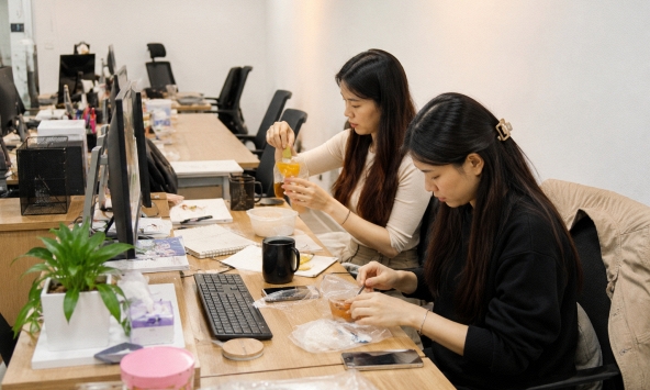 Công ty đang khó khăn nhưng bỗng nhiên tôi được tăng lương, hai tháng sau mới biết chị đồng nghiệp ngồi cạnh là lý do