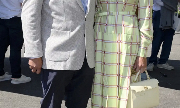 Harriet Sperling diện trang phục từ chính nhà thiết kế váy cưới khi cùng Peter Phillips xuất hiện tại Wimbledon