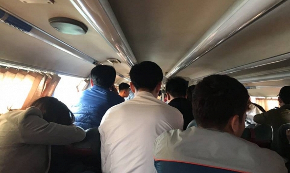 Tôi đổi chỗ ngồi trên chuyến xe về quê, quyết định ấy khiến tôi ân hận nhiều năm
